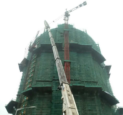 个旧吊车在工地上作业